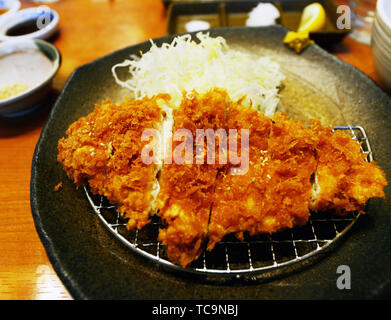 Tonkatsu ist ein japanisches Gericht, das besteht aus einem paniertes, frittiertes Schweinekotelett. Stockfoto