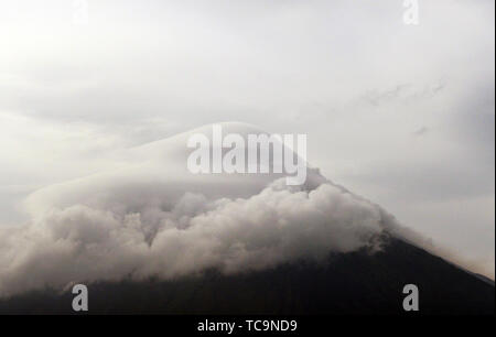 Der Mayon Vulkan mit einem schönen Wolke bedeckte. Stockfoto