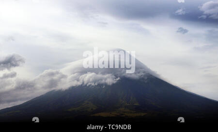 Der Mayon Vulkan mit einem schönen Wolke bedeckte. Stockfoto