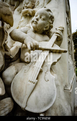 Ein Detail der Mozart Denkmal im Burggarten (Schlossgarten) in Wien am 03.11.2018. Bild von Julie Edwards Stockfoto