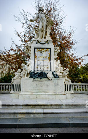 Das Mozart Denkmal im Burggarten (Schlossgarten) in Wien am 03.11.2018. Bild von Julie Edwards Stockfoto