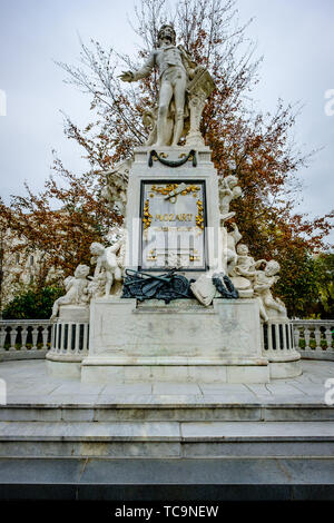 Das Mozart Denkmal im Burggarten (Schlossgarten) in Wien am 03.11.2018. Bild von Julie Edwards Stockfoto