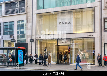 Eine Filiale von Zara in der Oxford Street, London. Stockfoto