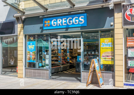 Ein Zweig der Greggs in der Broad Street, King's Lynn. Stockfoto