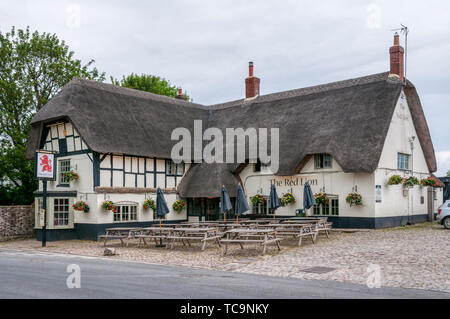 Das Red Lion Pub in der Wiltshire Dorf Avebury ist innerhalb der berühmte Steinkreis rund um das Dorf. Stockfoto