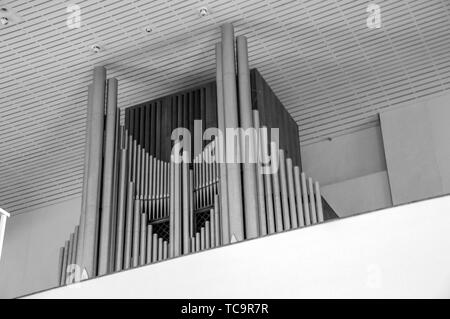 Orgel in der Katholischen Kirche Osaka Japan 2016 in Schwarz und Weiß Stockfoto