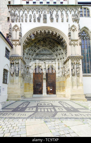 View Portal zu St. Mary's Cathedral in Augsburg, Schwaben, Schwaben, Bayern, Bayern, Deutschland. Bayern ist einer der ältesten Städte Deutschlands. Stockfoto
