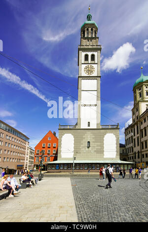 Ansicht der Perlachturm (Perlach), die von Rathausplatz in Augsburg, Bayern, Deutschland. Stockfoto