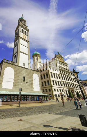 Blick auf den Perlachturm und den Rathausplatz in Augsburg, Bayern, Deutschland. Stockfoto