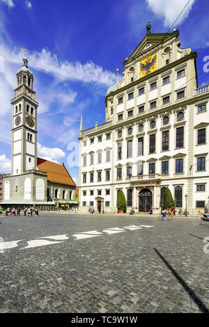 Blick auf den Perlachturm und den Rathausplatz in Augsburg, Bayern, Deutschland. Stockfoto