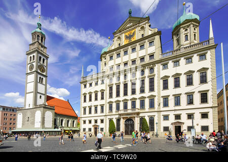 Blick auf den Perlachturm und den Rathausplatz in Augsburg, Bayern, Deutschland. Stockfoto