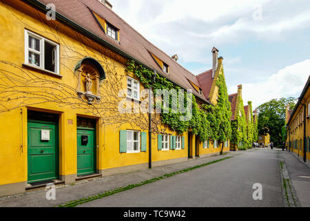 Die Fuggerei oder Augusta-Unterkunft ist das älteste Beispiel in der Welt des noch bestehenden Sozialwohnheimen. Gefördert 1521 von Jacob Fugger der Jüngere, Stockfoto