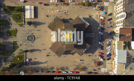 Antenne, Ansicht von oben von Drohne. Das historische Zentrum der Stadt Iwano-Frankiwsk, Ukraine, mit Rathaus Gebäude im Art déco-Stil. Stockfoto