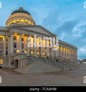 Frame Square Panorama der Grand Utah State Capital Building beleuchtet mit warmen Lichter Stockfoto