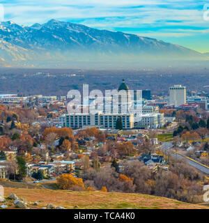 Square Utah State Capital Gebäude und Wolkenkratzer ragen über Die vielbevölkerte Stadt Stockfoto
