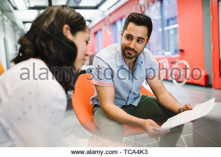 Geschäftsleute, die Papierkram im Büro treffen diskutieren Geschäftsleute, die Papierkram im Büro treffen diskutieren