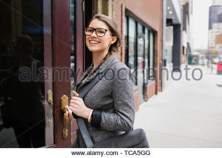 Porträt Lächeln, selbstbewussten Geschäftsfrau öffnen shop Tür