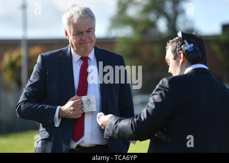 Erster Minister von Wales, Carwyn Jones an der Ford Motor plant in der Nähe von Bridgend, South Wales. Stockfoto