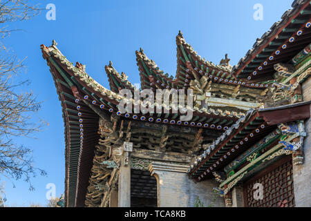 Alte architektonische eaves von Shanshan Shaanxi Hall, Liaocheng City, Provinz Shandong Stockfoto