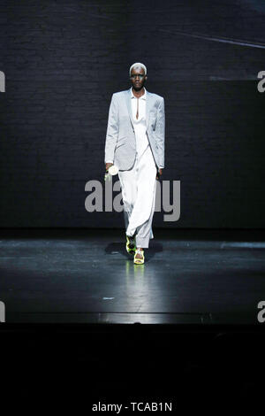 Ozwald Boateng Landebahn am Weltberühmten Apollo Theater in Harlem New York Mit: Ozwald Boateng Landebahn zeigen, Wo: New York, New York, United States Wenn: 06. Mai 2019 Credit: Jeff Grossman/WENN.com Stockfoto