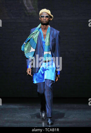 Ozwald Boateng Landebahn am Weltberühmten Apollo Theater in Harlem New York Mit: Ozwald Boateng Landebahn zeigen, Wo: New York, New York, United States Wenn: 06. Mai 2019 Credit: Jeff Grossman/WENN.com Stockfoto
