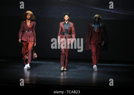 Ozwald Boateng Landebahn am Weltberühmten Apollo Theater in Harlem New York Mit: Ozwald Boateng Landebahn zeigen, Wo: New York, New York, United States Wenn: 06. Mai 2019 Credit: Jeff Grossman/WENN.com Stockfoto