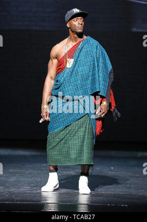 Ozwald Boateng Landebahn am Weltberühmten Apollo Theater in Harlem New York Mit: Ozwald Boateng Landebahn zeigen, Wo: New York, New York, United States Wenn: 06. Mai 2019 Credit: Jeff Grossman/WENN.com Stockfoto