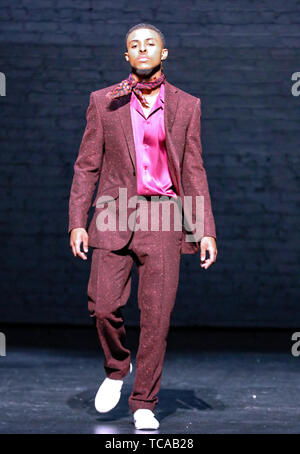 Ozwald Boateng Landebahn am Weltberühmten Apollo Theater in Harlem New York Mit: Ozwald Boateng Landebahn zeigen, Wo: New York, New York, United States Wenn: 06. Mai 2019 Credit: Jeff Grossman/WENN.com Stockfoto