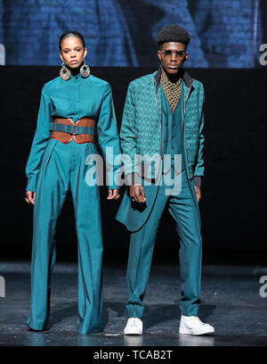 Ozwald Boateng Landebahn am Weltberühmten Apollo Theater in Harlem New York Mit: Ozwald Boateng Landebahn zeigen, Wo: New York, New York, United States Wenn: 06. Mai 2019 Credit: Jeff Grossman/WENN.com Stockfoto