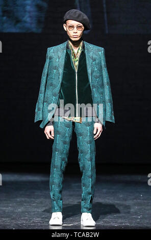 Ozwald Boateng Landebahn am Weltberühmten Apollo Theater in Harlem New York Mit: Ozwald Boateng Landebahn zeigen, Wo: New York, New York, United States Wenn: 06. Mai 2019 Credit: Jeff Grossman/WENN.com Stockfoto