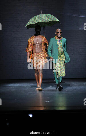 Ozwald Boateng Landebahn am Weltberühmten Apollo Theater in Harlem New York Mit: Ozwald Boateng Landebahn zeigen, Wo: New York, New York, United States Wenn: 06. Mai 2019 Credit: Jeff Grossman/WENN.com Stockfoto