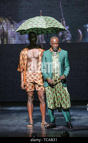 Ozwald Boateng Landebahn am Weltberühmten Apollo Theater in Harlem New York Mit: Ozwald Boateng Landebahn zeigen, Wo: New York, New York, United States Wenn: 06. Mai 2019 Credit: Jeff Grossman/WENN.com Stockfoto