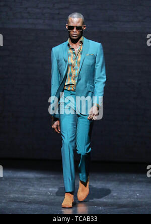 Ozwald Boateng Landebahn am Weltberühmten Apollo Theater in Harlem New York Mit: Ozwald Boateng Landebahn zeigen, Wo: New York, New York, United States Wenn: 06. Mai 2019 Credit: Jeff Grossman/WENN.com Stockfoto