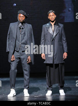 Ozwald Boateng Landebahn am Weltberühmten Apollo Theater in Harlem New York Mit: Ozwald Boateng Landebahn zeigen, Wo: New York, New York, United States Wenn: 06. Mai 2019 Credit: Jeff Grossman/WENN.com Stockfoto