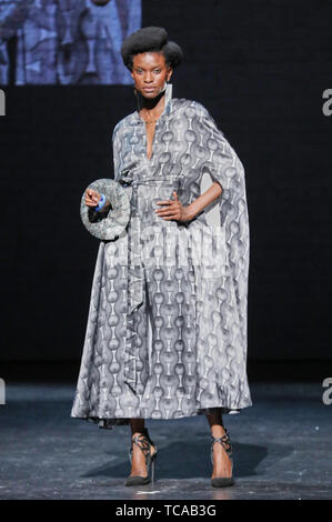 Ozwald Boateng Landebahn am Weltberühmten Apollo Theater in Harlem New York Mit: Ozwald Boateng Landebahn zeigen, Wo: New York, New York, United States Wenn: 06. Mai 2019 Credit: Jeff Grossman/WENN.com Stockfoto