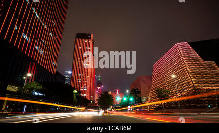 Futian District, Shenzhen, China, 18. Januar 2019: Der Verkehrsfluss auf der Straße. Stockfoto