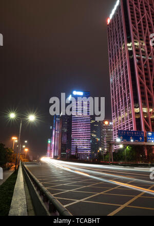 Futian District, Shenzhen, China, 18. Januar 2019: Der Verkehrsfluss auf der Straße. Stockfoto