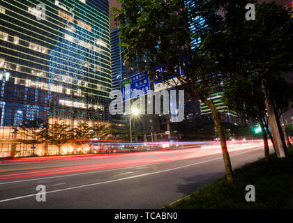 Futian District, Shenzhen, China, 18. Januar 2019: Der Verkehrsfluss auf der Straße. Stockfoto