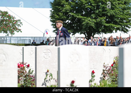 Ein Veteran an die Gräber der gefallenen Soldaten im Dienst der Royal British Legion der Erinnerung, an der Commonwealth Kriegsgräber Kommission Friedhof, in Bayeux, Frankreich, im Rahmen der Gedenkfeiern zum 75. Jahrestag der D-Day Landungen. Stockfoto