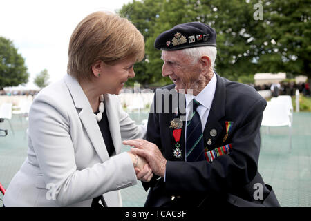 Erster Minister Nicola Sturgeon sitzt mit D-Day Veteran John Greig, 95, von Dumfries, am Commonwealth Kriegsgräber Kommission Cemtery in Bayeaux, Frankreich, vor den Gedenkfeiern zum 75. Jahrestag der D-Day Landungen. Stockfoto