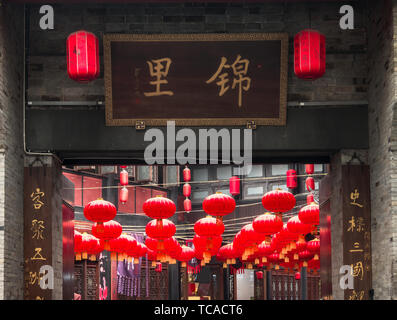Laternen hängen an jinli Alte Straße in Chengdu, Sichuan Stockfoto