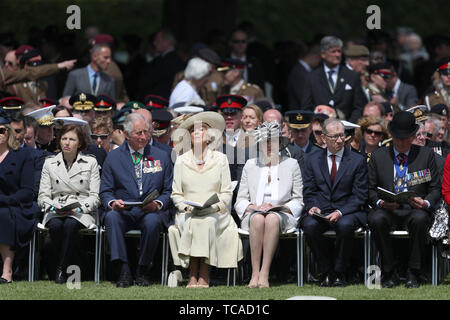 Der Prinz von Wales und die Herzogin von Cornwall, Premierminister Theresa May und Philip Service kann die Royal British Legion der Erinnerung teilnehmen, am Commonwealth Kriegsgräber Kommission Friedhof, in Bayeux, Frankreich, im Rahmen der Gedenkfeiern zum 75. Jahrestag der D-Day Landungen. Stockfoto