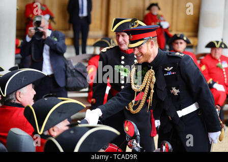 Der Herzog von Sussex im Gespräch mit Chelsea Rentner während der Gründer Tag feiern im Royal Hospital Chelsea in London. Stockfoto