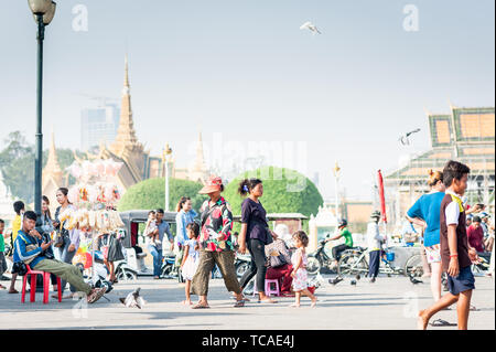 Familien genießen einen Tag mit Tauben, kaufen Spielzeug und Ballons und gehen entlang der Promenade in der Nähe des Königlichen Palastes Phnom Penh Kambodscha. Stockfoto