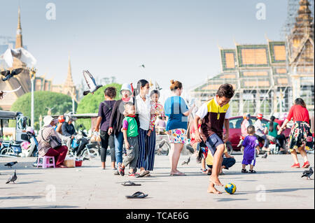 Familien genießen einen Tag mit Tauben, kaufen Spielzeug und Ballons und gehen entlang der Promenade in der Nähe des Königlichen Palastes Phnom Penh Kambodscha. Stockfoto