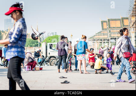 Familien genießen einen Tag mit Tauben, kaufen Spielzeug und Ballons und gehen entlang der Promenade in der Nähe des Königlichen Palastes Phnom Penh Kambodscha. Stockfoto