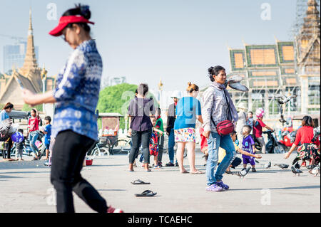 Familien genießen einen Tag mit Tauben, kaufen Spielzeug und Ballons und gehen entlang der Promenade in der Nähe des Königlichen Palastes Phnom Penh Kambodscha. Stockfoto