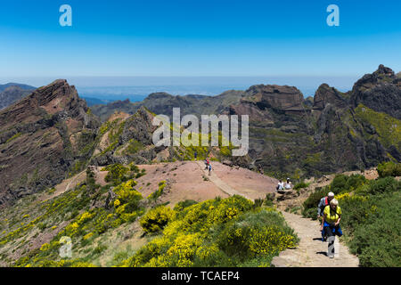 Der Beginn der PR 1 von "Pico do Areeiro" Pfad zu "Pico Ruivo", auf der Insel Madeira, Portugal, Mai 2019. Stockfoto