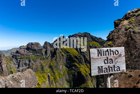 Eine Übersicht über die "Pedra Rija" Aussichtspunkt "Pico Areeiro" Pfad zu "Pico Ruivo", auf der Insel Madeira, Portugal. Stockfoto