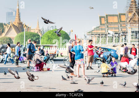 Familien genießen einen Tag mit Tauben, kaufen Spielzeug und Ballons und gehen entlang der Promenade in der Nähe des Königlichen Palastes Phnom Penh Kambodscha. Stockfoto